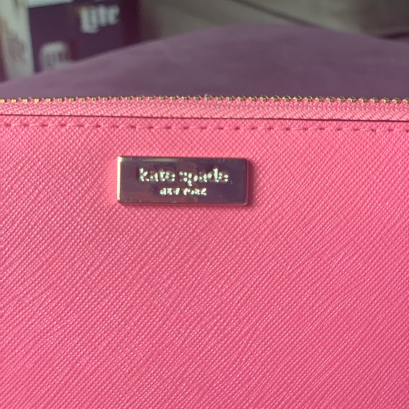 Kate Spade Laurel Way Neda zippered wallet. - Picture 2 of 8